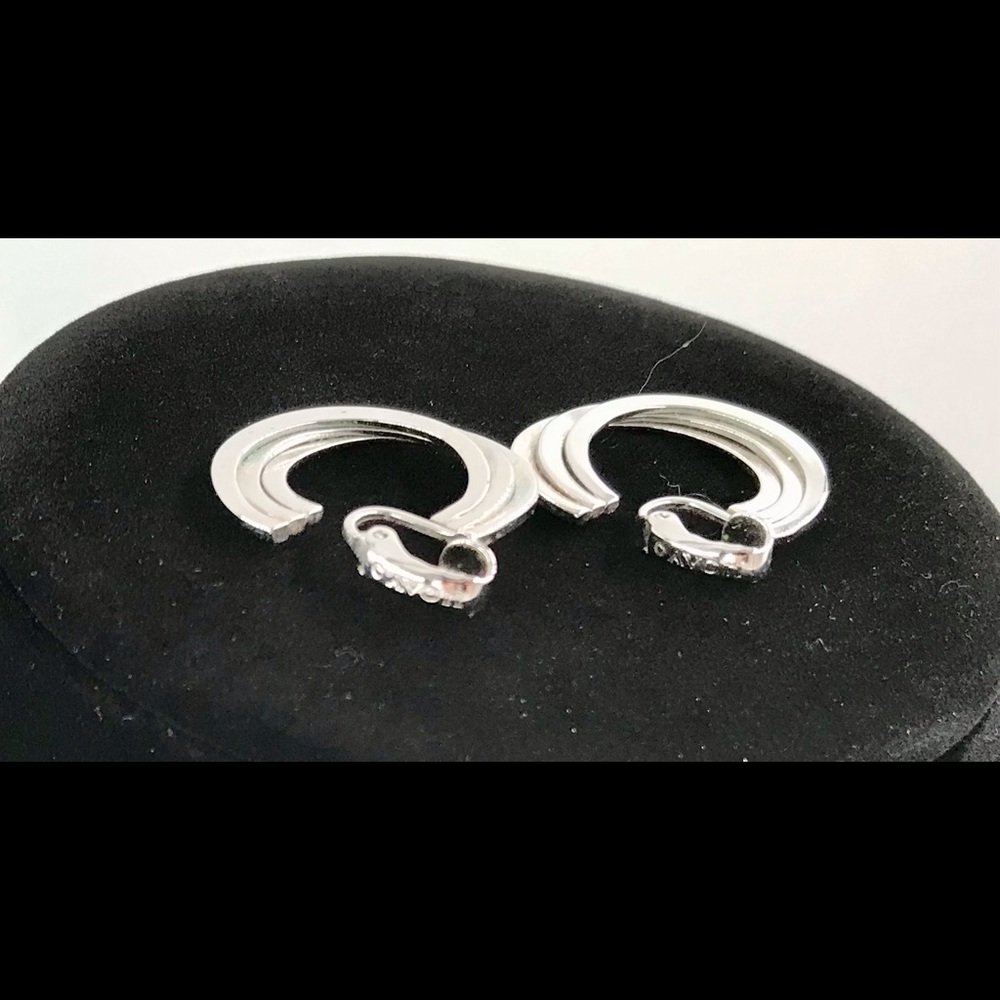 Vintage Avon Silver Tone Flower Lace Necklace and Clip on Earrings - Picture 5 of 8